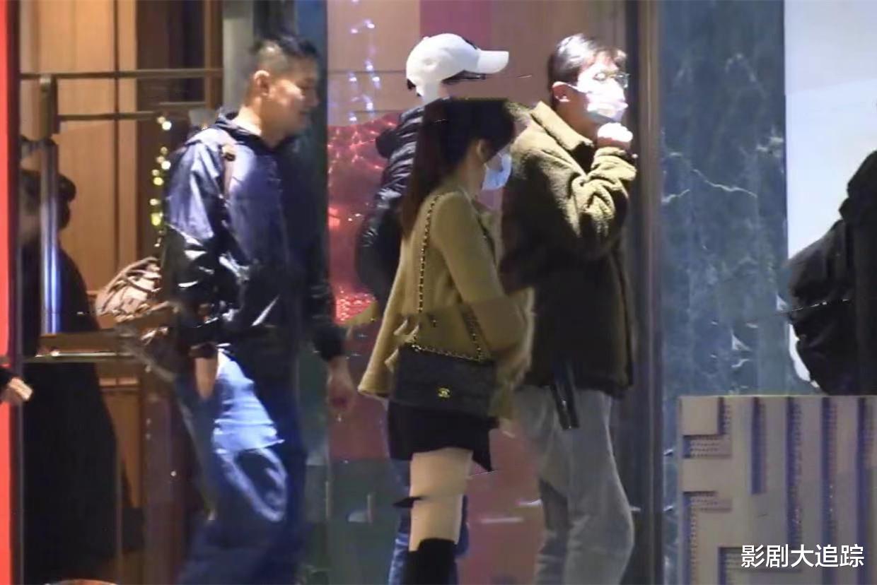 周杰|51岁周杰恋情曝光！与小18岁模特女友甜蜜出行，深夜挽手同回酒店