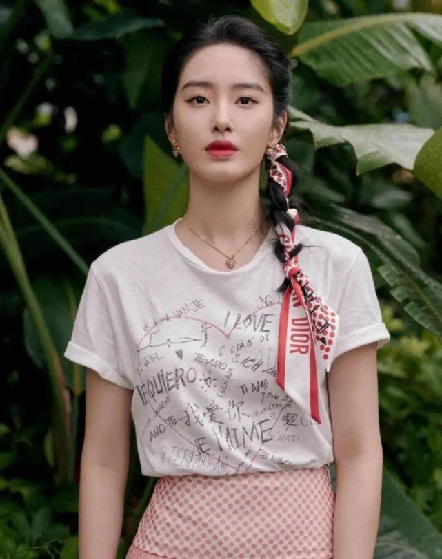 短发|宋茜六月封面首秀曝光！大玩配饰心机，却被头上这块布抢镜了？