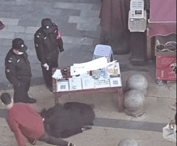 女子被查绿码遮遮掩掩,丈夫抢手机未果,抓头发将女子拖行几米远