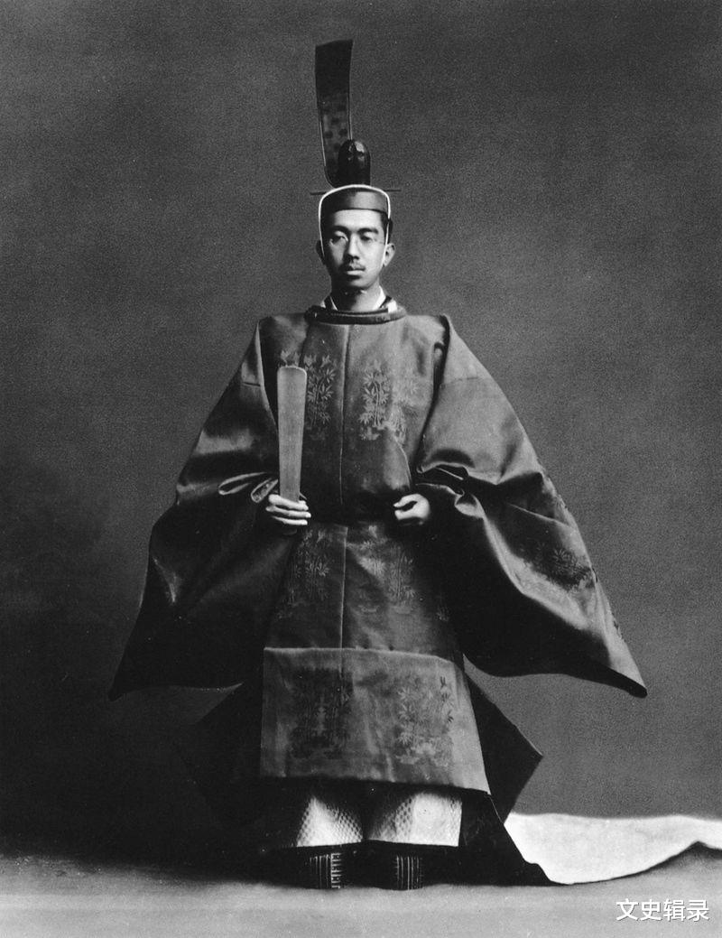 昭和天皇：从神到人的一生-每日要闻