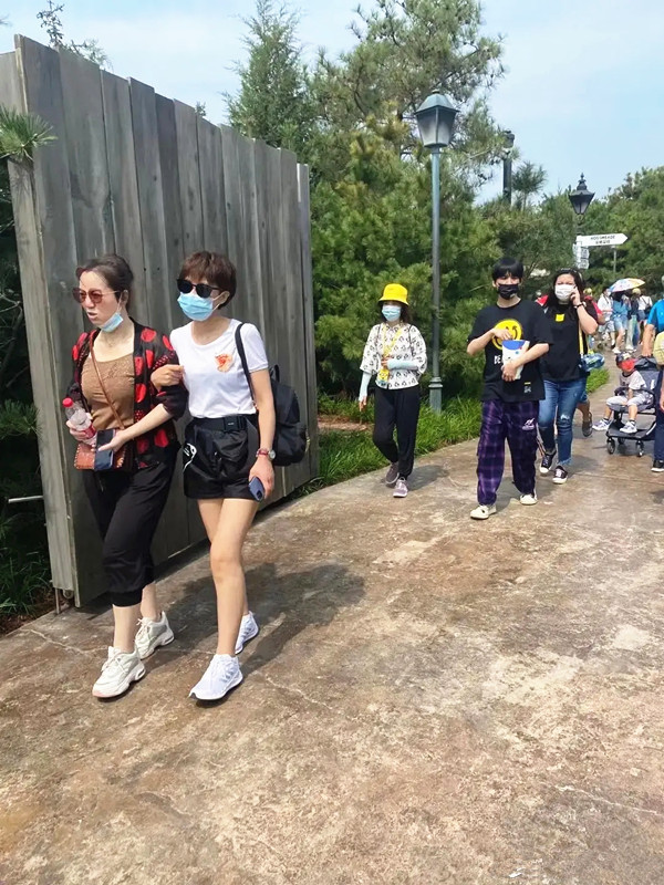 全球时尚号|大张伟和妻子开心游玩，两人穿情侣T恤撒狗粮，刘迎曾是其助理