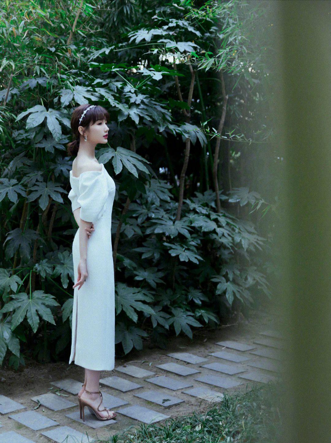 毛晓彤|毛晓彤开启逆生长模式,白色抹胸短裙配高马尾,洋气减龄又养眼