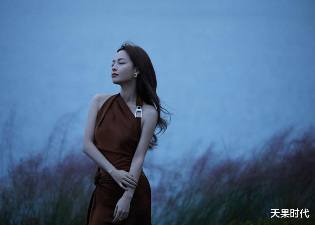 张嘉倪|张嘉倪一袭咖色斜肩礼裙，优雅性感显魅力，难怪被老公买超着迷