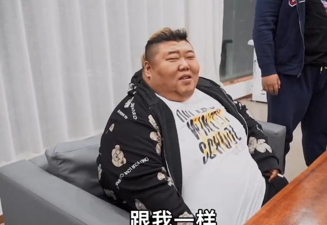 唇膏 胖猴仔被重金邀请，1个月倒给10万，助理爆料：运动也要带呼吸机
