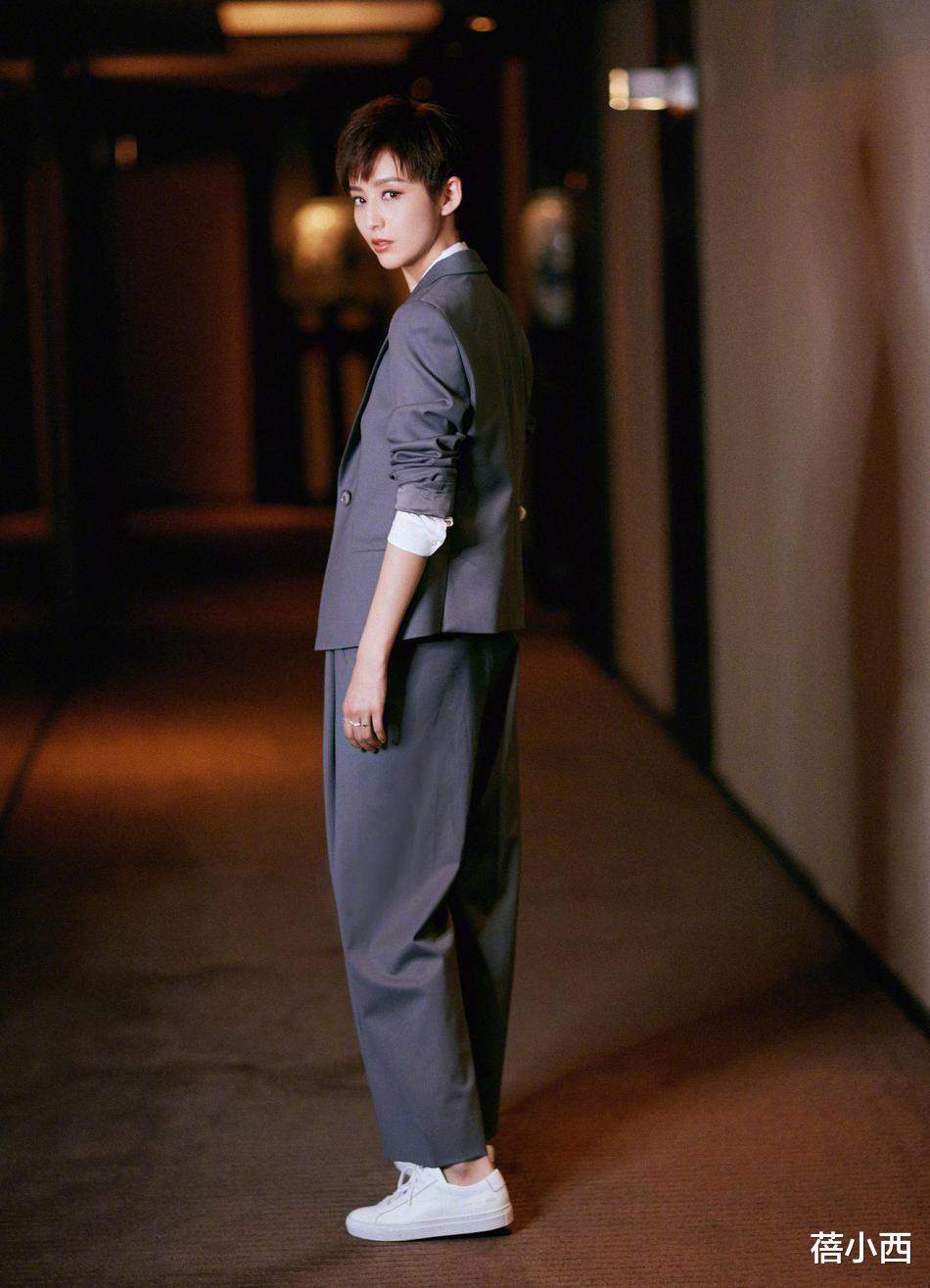 佟丽娅|佟丽娅在秀场好会穿，穿深V连衣裙开高叉，会跳舞的人身材都不差