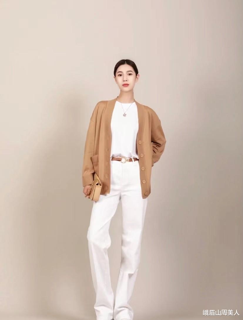 峨眉山周美人|早秋穿什么才好看？今年流行“奶奶衫”，学会这么搭，保你美一整季