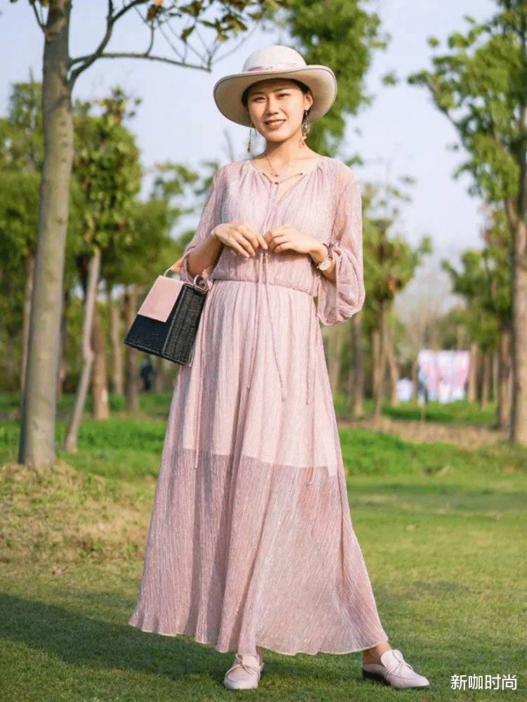新咖时尚|46岁梅婷私服衣品不一般，宽松长裙搭平底鞋，照样穿得高挑又苗条