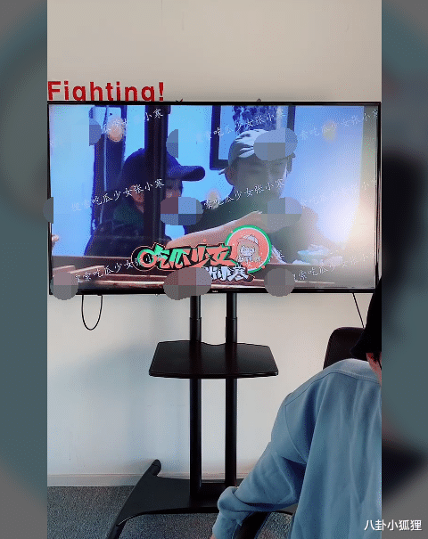 |47岁周迅新恋情曝光！与吉他手十指紧扣同回酒店，男方长相普通