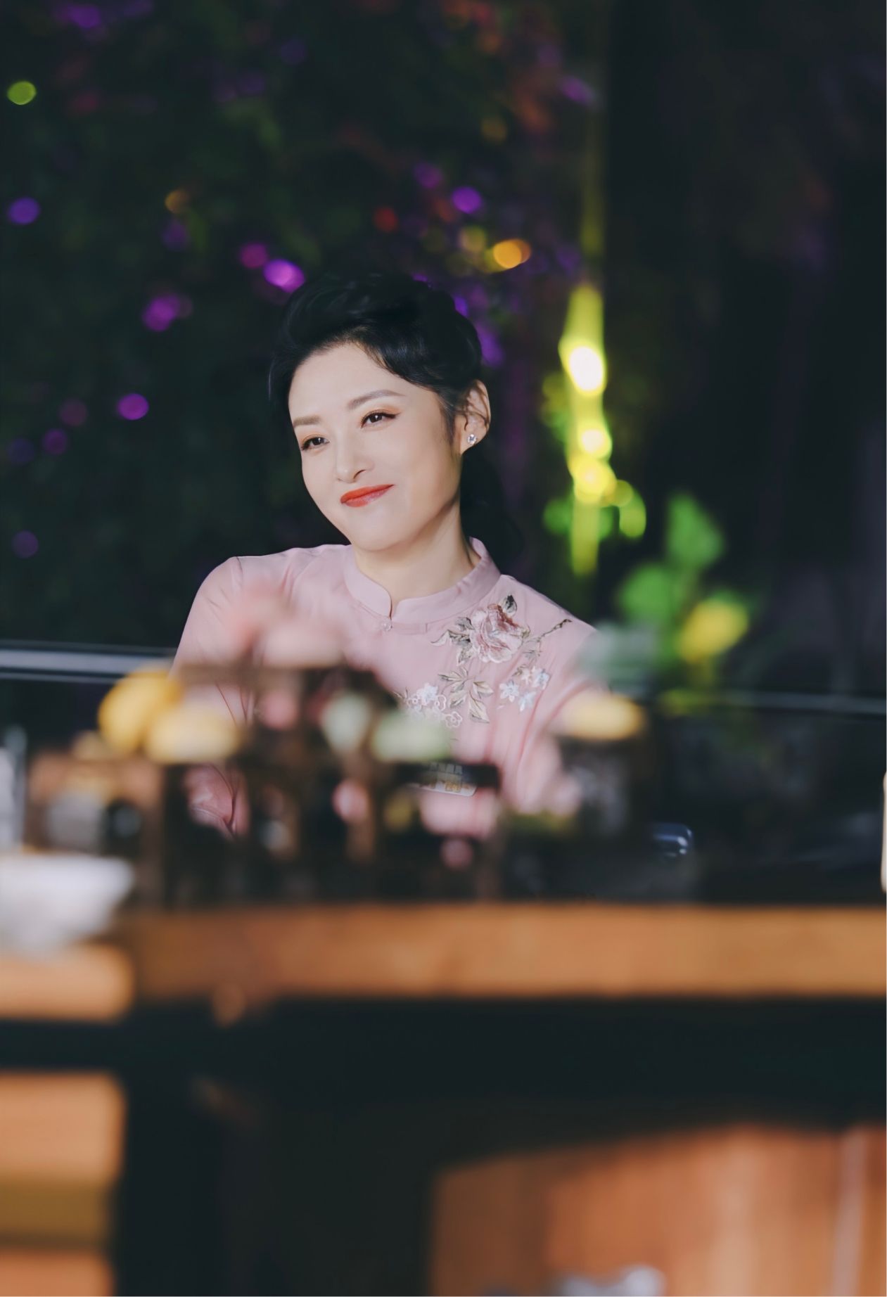 发型 53岁周涛天生丽质，穿白衬衫扎高马尾美成白月光，笑起来灿若星辰