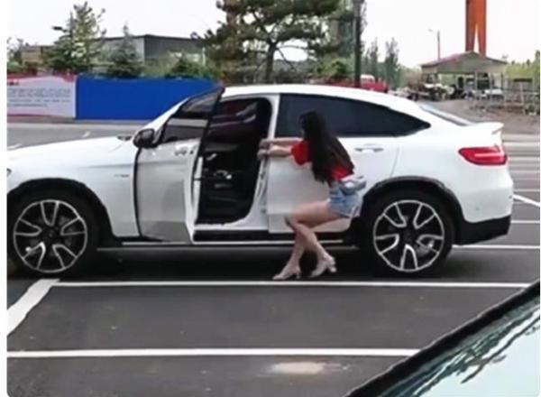 女司机停车场“手动”倒车,路人看了失笑,驾校恨不得抓回来重学