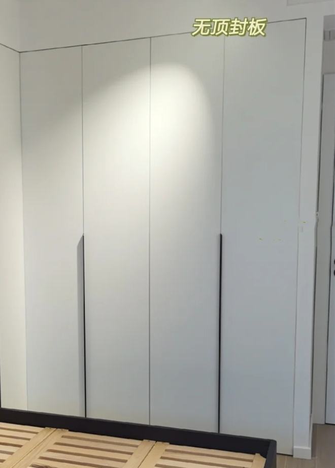 墙面挺平，装上柜子后竟然还有缝隙，哪里出问题了？