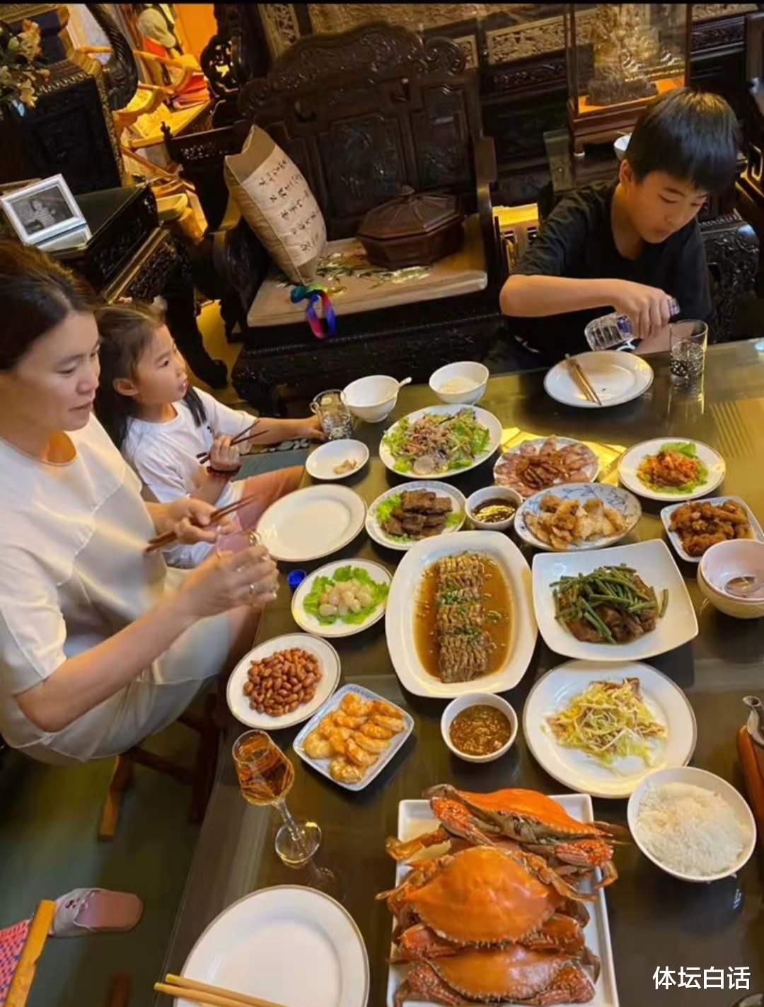 王楠|嫁对人!王楠一家吃铁锅炖为子庆生!富豪老公带儿女先感恩妈妈