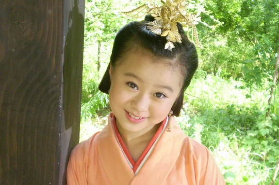 张嫣|还记得《美人心计》里小皇后张嫣吗？今23岁，“筷子腿”太抢眼