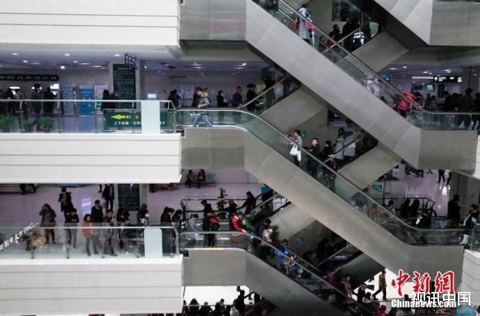 视讯中国 医保个人账户如何给家人用？这些利好真的来了