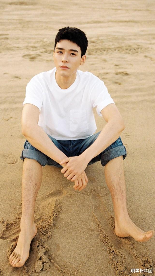 龚俊|龚俊回村吃流水席被拍，毫无明星架子很接地气，气质与众不同