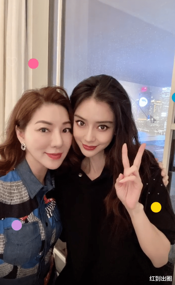 当红女星|Baby参加晚宴合照曝光，妆容太浓风格似网红，身边姐妹个个是富婆