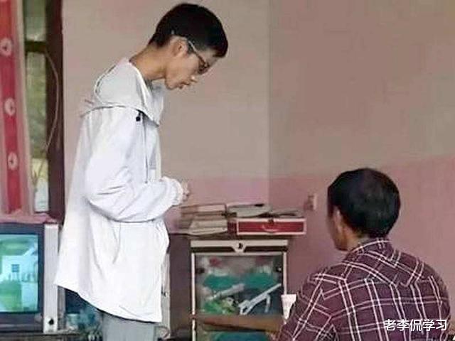 老李侃学习|云南男孩高考713分被清华录取，却失声痛哭，看到手后众人泪奔