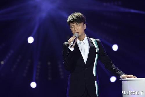 李克勤|香港歌星李克勤婚礼，伴郎和伴娘比新郎和新娘子，还要受大家喜爱