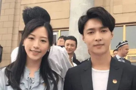 天生丽质|人民大会堂规定不许化妆，明星天生丽质是假象，看到胡歌你敢认？