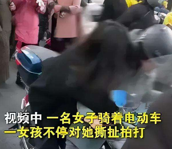 15岁女孩当街和母亲打架,只因没给她买手机,母亲的做法让人气愤