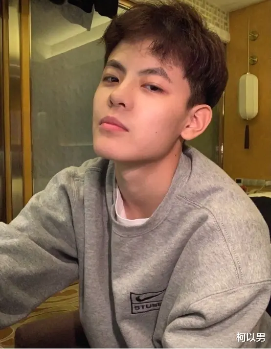 柯以男|新一代人间扳手，风华绝代雌雄难辨？184身高配6块腹肌，颜值身材绝佳