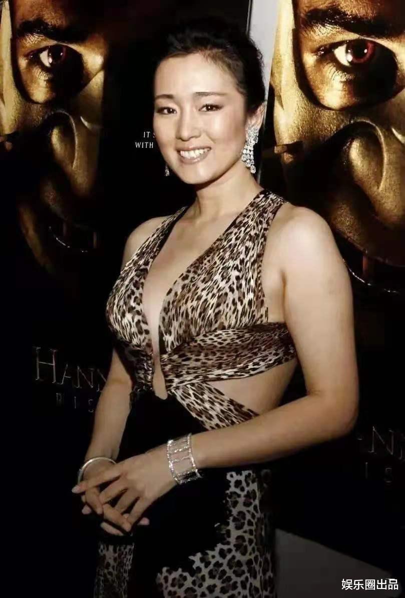 巩俐|巩俐的心态真好，绑几块“破布”就出门了，还敢和老外合影