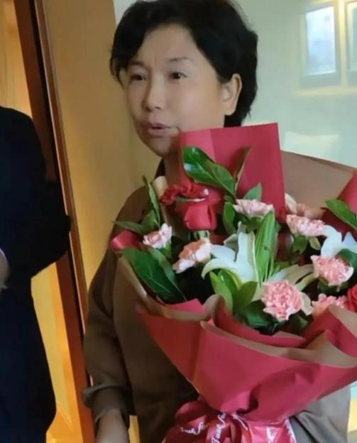 奇奇|姐弟情深！奇奇够不到黑板，悦悦将其抱起，网友：恰如许妈兄妹