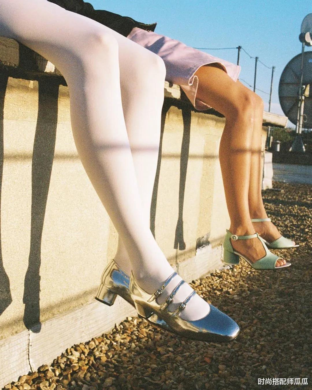 时尚搭配师瓜瓜|时髦的女人都不穿小白鞋了,今夏流行这“3双鞋”,小个子也合适