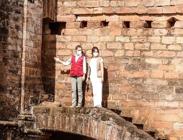 西班牙|两顶王冠,三个国家,15套着装,一篇看完西班牙王后忙而美的11月