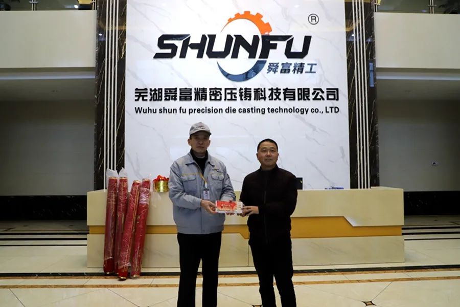 南陵快报 南陵这些企业为留下过年的外地员工发“红包”