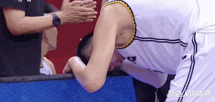 韓德君|決勝時刻連四罰不中！韓德君15+10完成救贖：最后73秒關鍵上籃救主