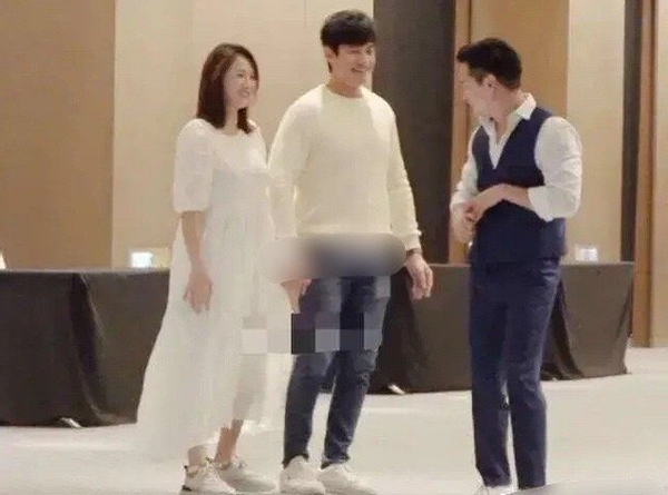 谢霆锋|陈乔恩与男友过情人节，艾伦送奢侈情侣表，陈乔恩当场戴上拍合照