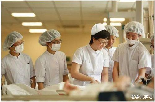 老李侃学习|医生和护士聊天记录曝光，医学行业也有“鄙视链”，引发网友争议