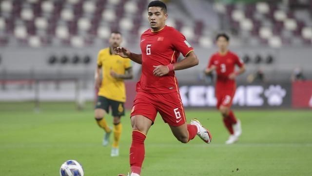 明明很棒|蒋光太=冯潇霆？国足后防核心凌晨一失误太业余，与冯潇霆神似