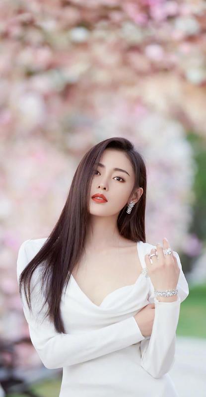 张天爱|张天爱拍戏片场还兼职带娃，抱着孩子臂力惊人，网友：春子好温柔