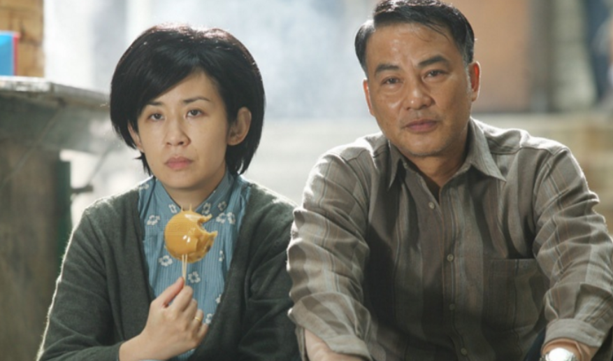 任达华|67岁任达华拍戏太敬业!用高温烫胡子疼到龇牙,满头白发表情痛苦