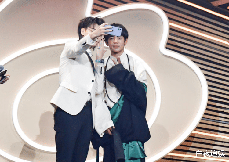 明星|丁真现实中颜值有多高？跟众明星合影时的长相很显然，怪不得能火