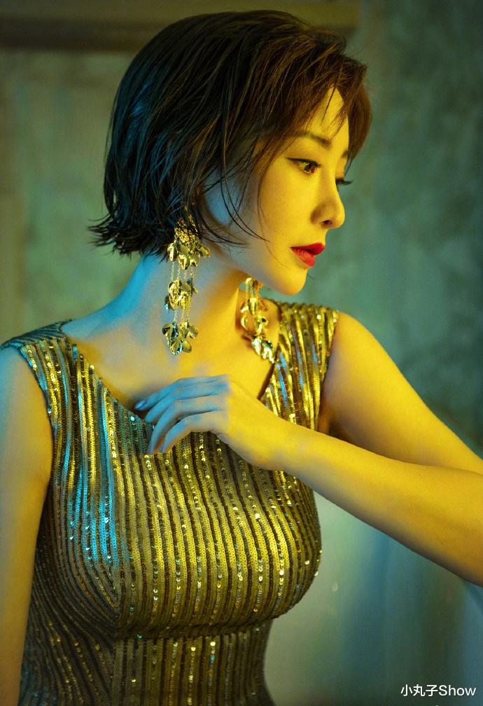 柳岩|41岁柳岩紧身裙秀S曲线，亮片裙珠光宝气，肉弹身材同龄女星少见