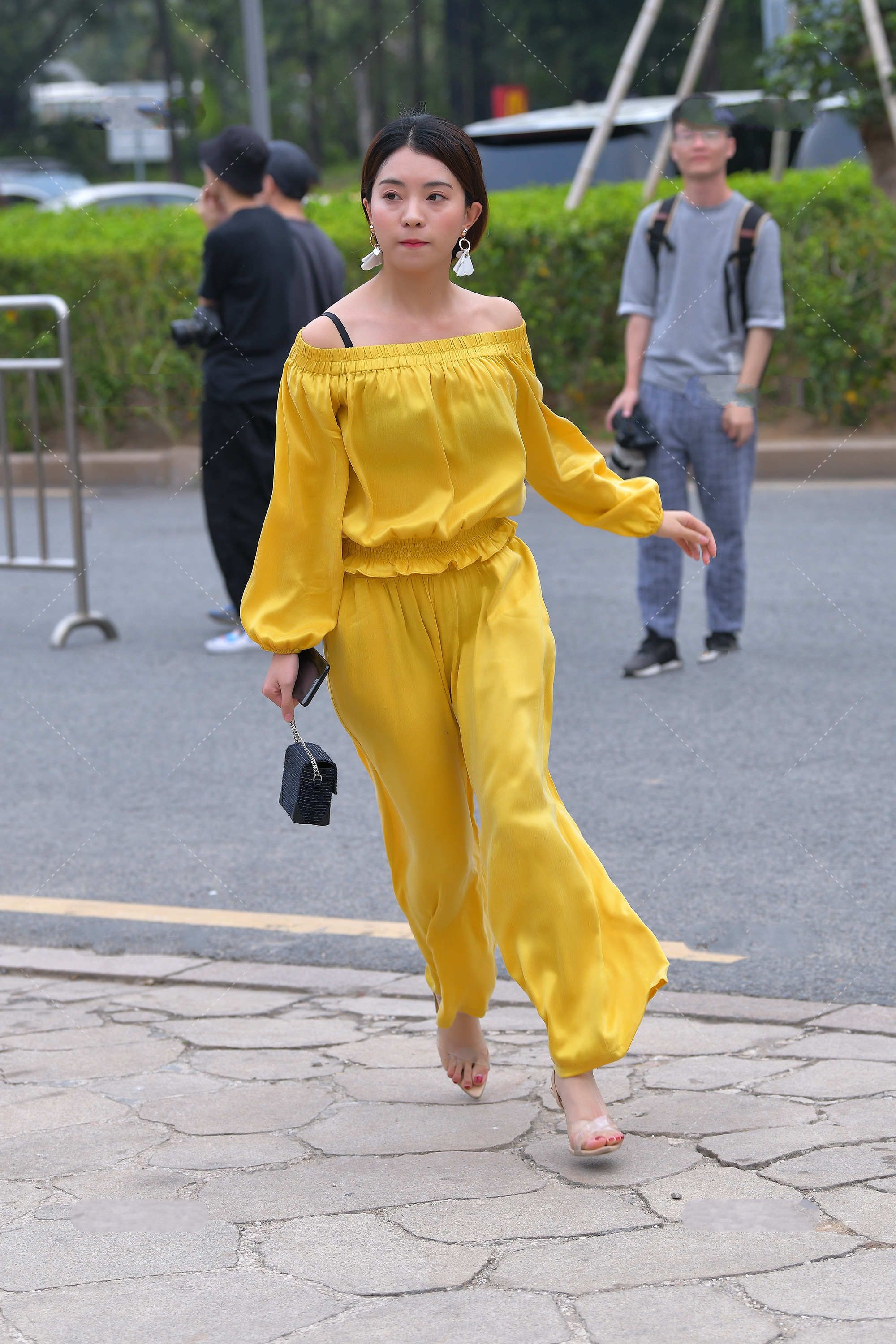 穿衣搭配|活泼的亮黄套装，青春伶俐，动感十足