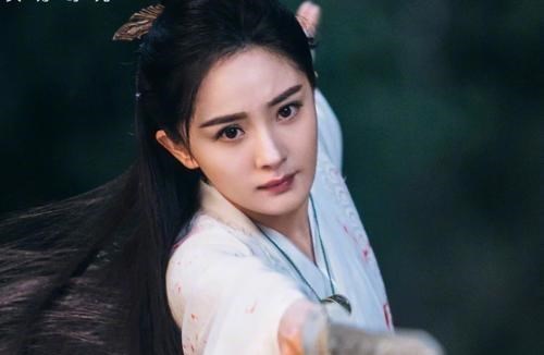 杨幂|拍个背影也要替身来？杨幂被舆论抨击：路都懒得走，该学学赵丽颖