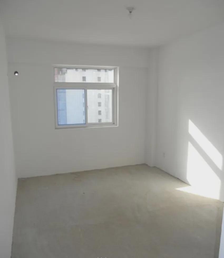 能这么装榻榻米的我也是头次见，拐角掏空装悬空书桌，当床又当椅