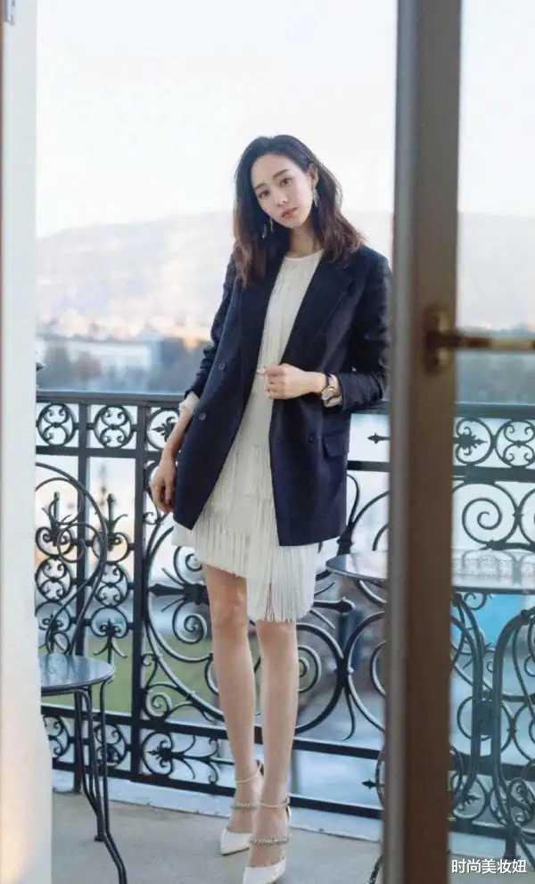 西装|何超琼穿衣太放得开了，身穿黑色西装端庄高级，近看却透出内衣