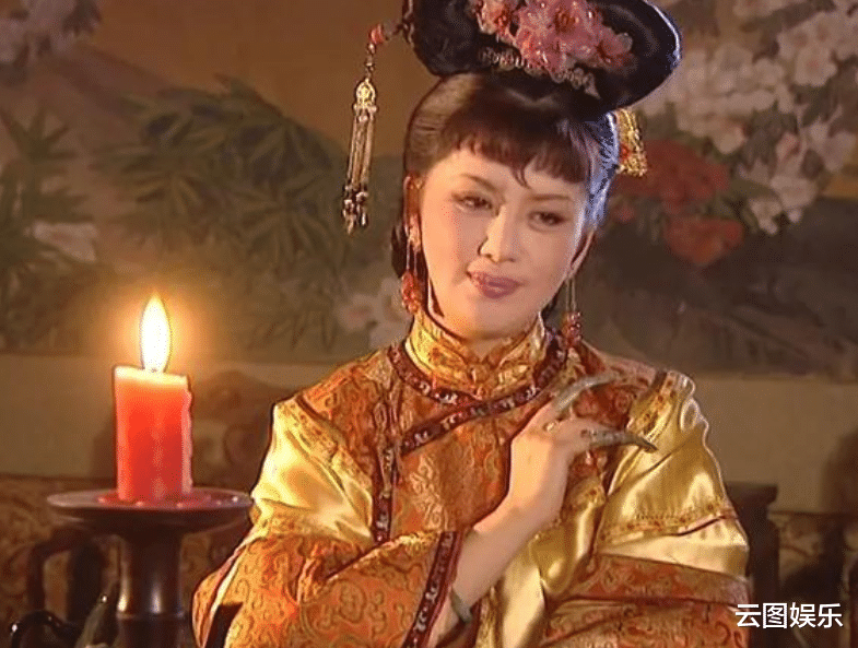 宫雪花|老戏骨宫雪花近照浓妆艳抹，发型夸张像扇子，73岁冻龄有术身材好