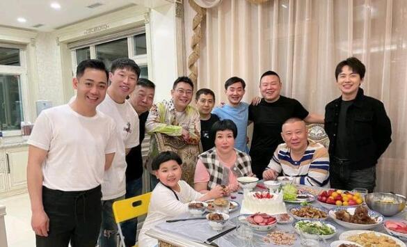 郭德纲|郭德纲妻子生日，曹云金发文祝福，内涵出席人员暴露大问题