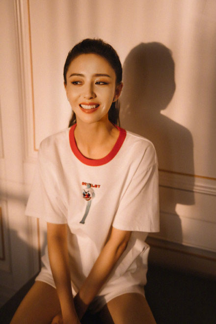 周润发|38岁佟丽娅与33岁倪妮，状态绝美，少女感十足，谁更胜一筹，引网友热议