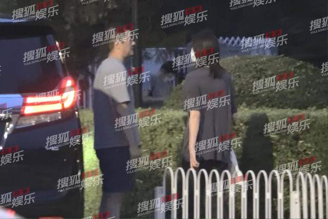 李亚鹏|李亚鹏与小19岁女友同框，挽手逛街显甜蜜，女方驼背模特气质全无