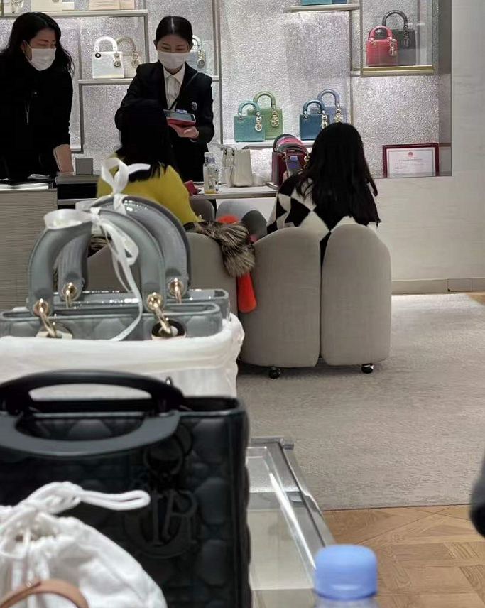 |12岁王诗龄生活太奢靡，爸爸陪她刚游玩三亚，李湘又带她商场血拼