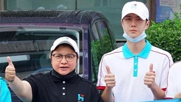 韩红|韩红救援争议持续，官方呼吁明星不要帮倒忙，东方卫视也公开质疑