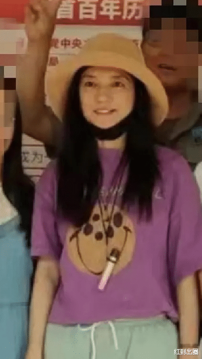 赵薇|赵薇被封杀后现身安徽老家，低调处理工作事宜，和路人合影略显憔悴