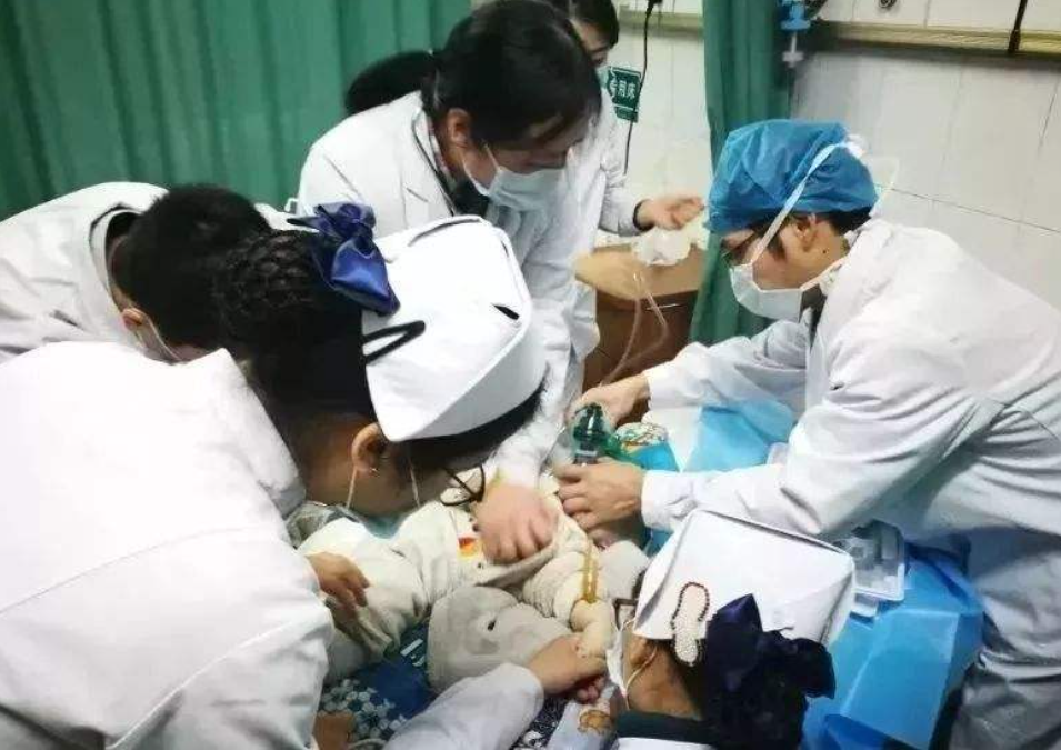 急诊室老苗|4个月宝宝吃完就睡，一家人安心搓麻将，再看时娃已没了呼吸